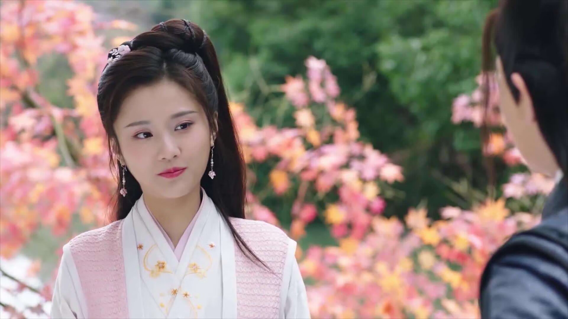 -激烈较量！两队球员将在赛场上拼尽全力，两队比赛